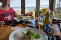 Ende der halbtages Tour und Einkehr mit lokalem Bier und wieder genialem Fisch gegenüber von Hani Hani mit Meerblick.
